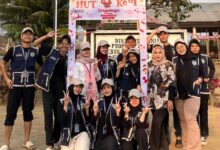 Mahasiswa KKN MAs Kelompok 53 berfoto bersama saat sukses menggelar Lomba HUT RI ke-81 di Dusun Lebo, Malang.