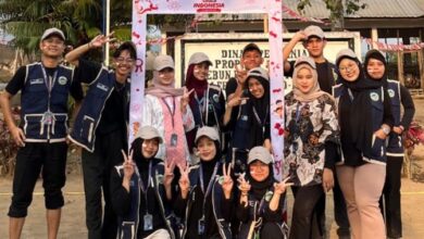 Mahasiswa KKN MAs Kelompok 53 berfoto bersama saat sukses menggelar Lomba HUT RI ke-81 di Dusun Lebo, Malang.