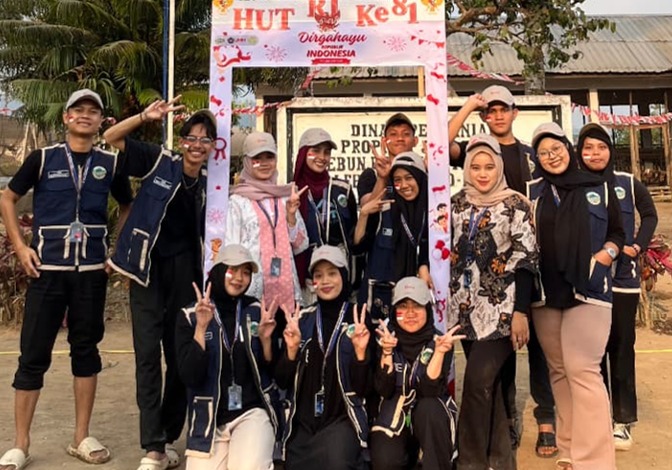 Mahasiswa KKN MAs Kelompok 53 berfoto bersama saat sukses menggelar Lomba HUT RI ke-81 di Dusun Lebo, Malang.