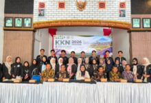 Mahasiswa KKN MAs 2026 bersama DPL dan perangkat desa berfoto bersama saat pembukaan di Balai Desa Madiredo, Pujon, Malang.