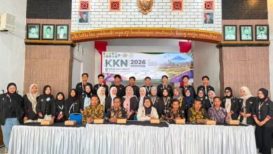 Mahasiswa KKN MAs 2026 bersama DPL dan perangkat desa berfoto bersama saat pembukaan di Balai Desa Madiredo, Pujon, Malang.