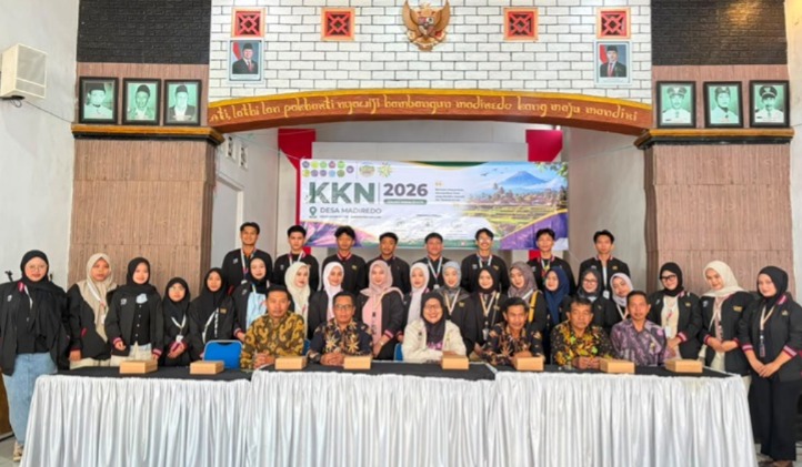 Mahasiswa KKN MAs 2026 bersama DPL dan perangkat desa berfoto bersama saat pembukaan di Balai Desa Madiredo, Pujon, Malang.