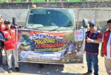 Pengurus BikersMU Klaten membentangkan spanduk Baksos Touring Kemerdekaan RI ke-81 di depan truk tangki bantuan air bersih Kemalang.