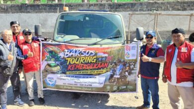 Pengurus BikersMU Klaten membentangkan spanduk Baksos Touring Kemerdekaan RI ke-81 di depan truk tangki bantuan air bersih Kemalang.