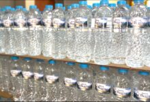 Deretan botol air minum Nano Hexagonal kemasan Surya Bening produksi BUMM Muhammadiyah Semarang.