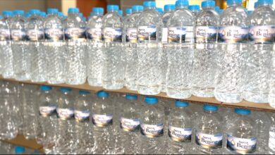 Deretan botol air minum Nano Hexagonal kemasan Surya Bening produksi BUMM Muhammadiyah Semarang.