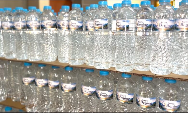 Deretan botol air minum Nano Hexagonal kemasan Surya Bening produksi BUMM Muhammadiyah Semarang.