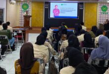 Rektor UMPWR Assoc. Prof. Dr. Teguh Wibowo, M.Pd. menyampaikan sambutan di depan pengurus Ormawa UMPWR saat pengukuhan di Ruang Seminar Kampus Timur, Jumat (28/8/2026).
