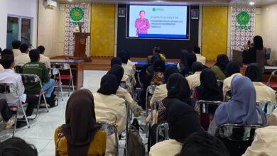 Rektor UMPWR Assoc. Prof. Dr. Teguh Wibowo, M.Pd. menyampaikan sambutan di depan pengurus Ormawa UMPWR saat pengukuhan di Ruang Seminar Kampus Timur, Jumat (28/8/2026).