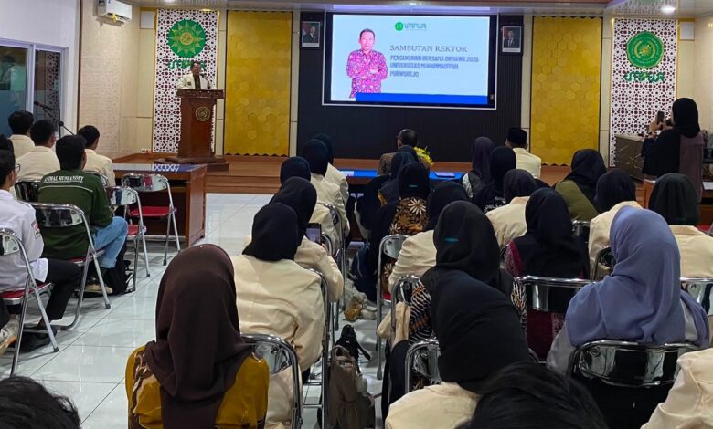 Rektor UMPWR Assoc. Prof. Dr. Teguh Wibowo, M.Pd. menyampaikan sambutan di depan pengurus Ormawa UMPWR saat pengukuhan di Ruang Seminar Kampus Timur, Jumat (28/8/2026).