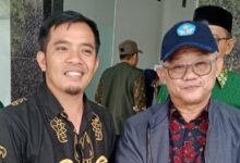 Ketua PDPM Simeulue Adi Saleh bersama Mendikdasmen Abdul Mu'ti saat agenda kunjungan di Kabupaten Simeulue.