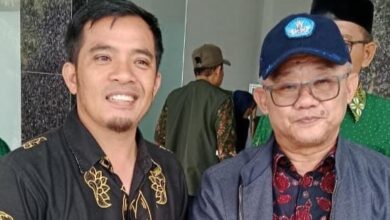Ketua PDPM Simeulue Adi Saleh bersama Mendikdasmen Abdul Mu'ti saat agenda kunjungan di Kabupaten Simeulue.