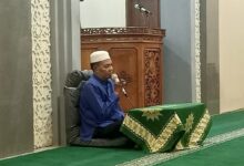 Ustadz Agus Arifin menyampaikan kajian fiqih tata cara mandi wajib dan bersuci di Masjid Al-Istiqomah Tahunan Jepara.