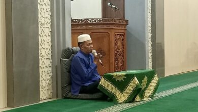 Ustadz Agus Arifin menyampaikan kajian fiqih tata cara mandi wajib dan bersuci di Masjid Al-Istiqomah Tahunan Jepara.