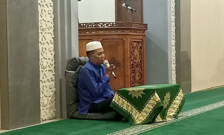 Ustadz Agus Arifin menyampaikan kajian fiqih tata cara mandi wajib dan bersuci di Masjid Al-Istiqomah Tahunan Jepara.