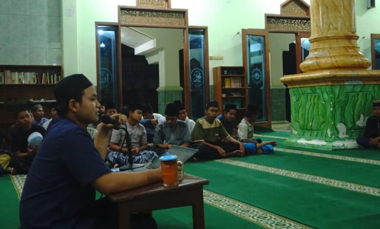 Alumnus Pondok Pesantren Shabran Hammam menyampaikan Kajian Tsaqofah Islamiyah di hadapan para santri Pondok Pesantren Asy-Syifa Blimbingrejo Jepara.