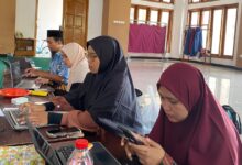 Guru-guru peserta FGD persiapan ICP SMP Muhammadiyah 7 Colomadu sedang bekerja menggunakan laptop.