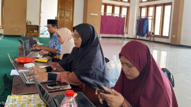 Guru-guru peserta FGD persiapan ICP SMP Muhammadiyah 7 Colomadu sedang bekerja menggunakan laptop.