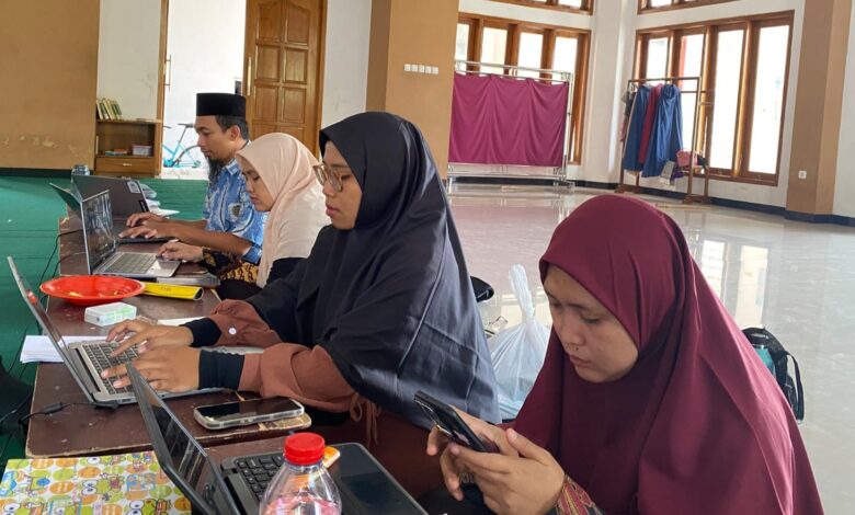 Guru-guru peserta FGD persiapan ICP SMP Muhammadiyah 7 Colomadu sedang bekerja menggunakan laptop.