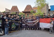 Anggota BikersMu Surabaya foto bersama para veteran perang memegang bendera Merah Putih dan spanduk kegiatan Ride to Humanity and Freedom.
