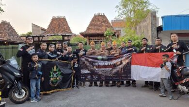 Anggota BikersMu Surabaya foto bersama para veteran perang memegang bendera Merah Putih dan spanduk kegiatan Ride to Humanity and Freedom.