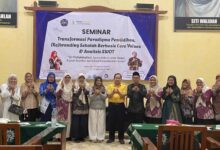Foto bersama peserta seminar transformasi paradigma pendidikan SD Muhammadiyah Jepara bersama konsultan Rumah Kearifan di depan spanduk acara.