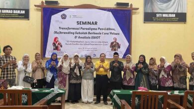 Foto bersama peserta seminar transformasi paradigma pendidikan SD Muhammadiyah Jepara bersama konsultan Rumah Kearifan di depan spanduk acara.
