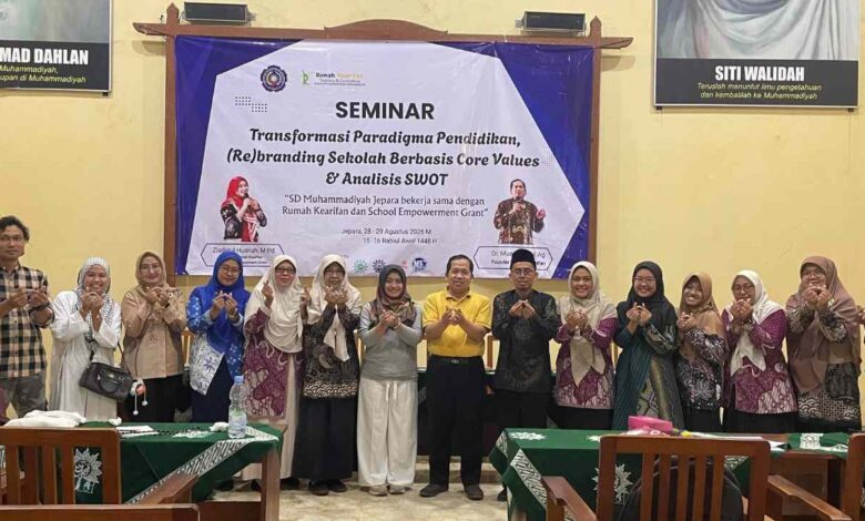 Foto bersama peserta seminar transformasi paradigma pendidikan SD Muhammadiyah Jepara bersama konsultan Rumah Kearifan di depan spanduk acara.