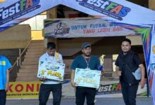 Perwakilan tim SD MBF Al Adzkiya Wonosobo menerima piala dan papan penghargaan Juara 3 FestFAS Wonosobo 2026.
