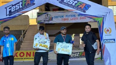 Perwakilan tim SD MBF Al Adzkiya Wonosobo menerima piala dan papan penghargaan Juara 3 FestFAS Wonosobo 2026.