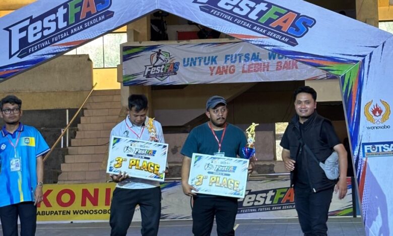 Perwakilan tim SD MBF Al Adzkiya Wonosobo menerima piala dan papan penghargaan Juara 3 FestFAS Wonosobo 2026.