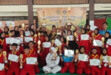 Foto bersama para atlet pesilat Tapak Suci Cilacap memegang piala dan sertifikat kemenangan usai Kejurda Tapak Suci Cilacap 2026.