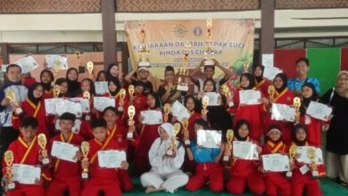 Foto bersama para atlet pesilat Tapak Suci Cilacap memegang piala dan sertifikat kemenangan usai Kejurda Tapak Suci Cilacap 2026.