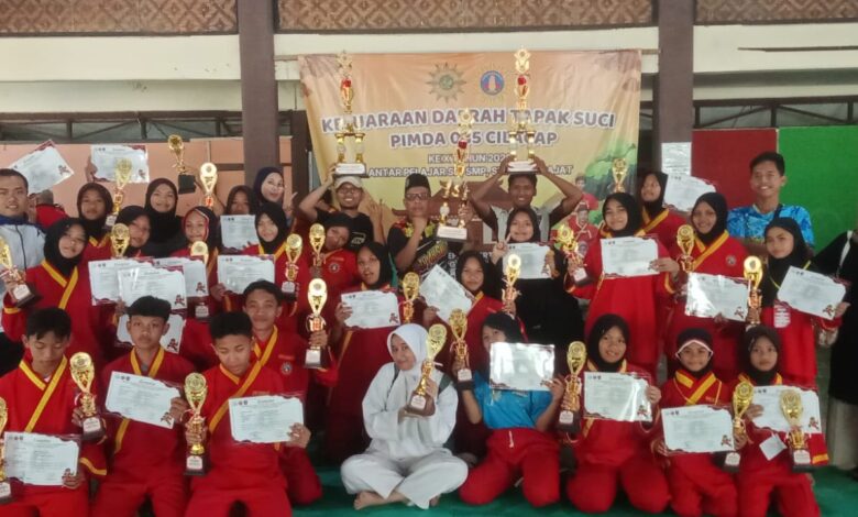 Foto bersama para atlet pesilat Tapak Suci Cilacap memegang piala dan sertifikat kemenangan usai Kejurda Tapak Suci Cilacap 2026.