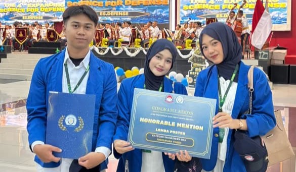 Tim mahasiswa Farmasi UMP pemenang Honorable Mention dalam lomba poster nasional Expanding Science Defense ke-4 di Universitas Pertahanan, memegang sertifikat penghargaan dan map di atas panggung dengan latar belakang spanduk acara dan kelompok paduan suara.