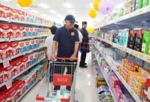 Rektor UMS Prof. Harun Joko Prayitno memelihara troli belanja saat meninjau lorong produk di minimarket 58mart UMS Surakarta.
