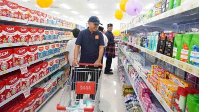 Rektor UMS Prof. Harun Joko Prayitno memelihara troli belanja saat meninjau lorong produk di minimarket 58mart UMS Surakarta.