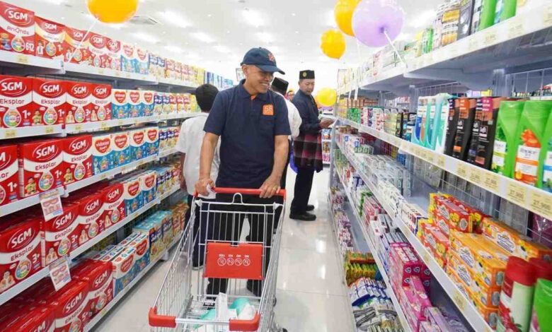 Rektor UMS Prof. Harun Joko Prayitno memelihara troli belanja saat meninjau lorong produk di minimarket 58mart UMS Surakarta.
