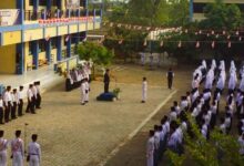 Suasana upacara bendera peringatan HUT ke-81 RI di lapangan Pondok Pesantren Modern Asy-Syifa' Muhammadiyah Blimbingrejo Jepara