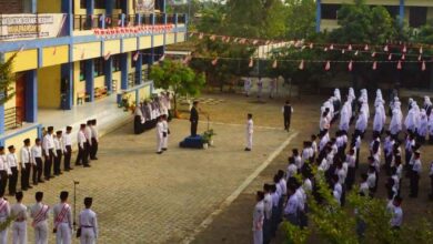 Suasana upacara bendera peringatan HUT ke-81 RI di lapangan Pondok Pesantren Modern Asy-Syifa' Muhammadiyah Blimbingrejo Jepara