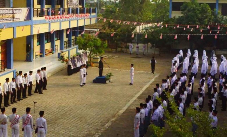 Suasana upacara bendera peringatan HUT ke-81 RI di lapangan Pondok Pesantren Modern Asy-Syifa' Muhammadiyah Blimbingrejo Jepara