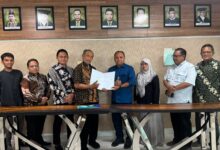 Auditor AMI UMS bersama jajaran Sekretariat Universitas UMS menyerahkan berkas hasil Audit Mutu Internal untuk seluruh unit di lingkungan universitas.