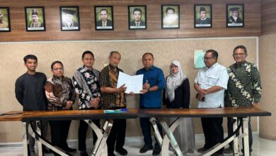 Auditor AMI UMS bersama jajaran Sekretariat Universitas UMS menyerahkan berkas hasil Audit Mutu Internal untuk seluruh unit di lingkungan universitas.