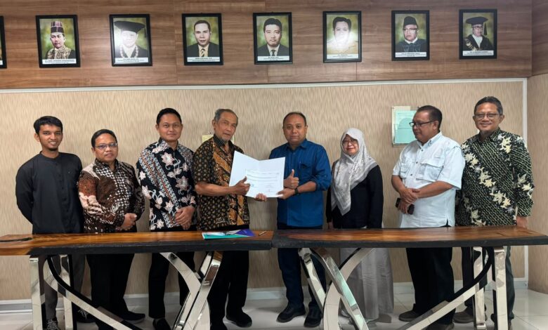 Auditor AMI UMS bersama jajaran Sekretariat Universitas UMS menyerahkan berkas hasil Audit Mutu Internal untuk seluruh unit di lingkungan universitas.