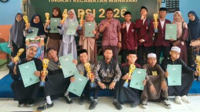Kontingen santri Azza MBS Wanasari MAPSI 2026 berpose bersama membawa piala dan piagam penghargaan usai menjuarai perlombaan di Wanasari.