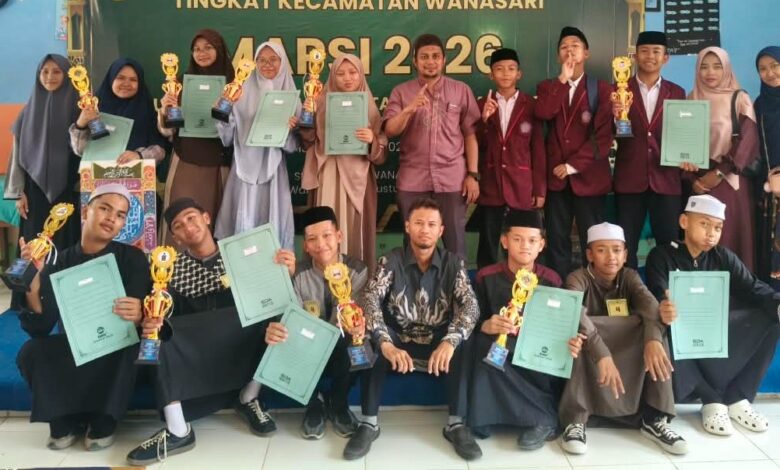 Kontingen santri Azza MBS Wanasari MAPSI 2026 berpose bersama membawa piala dan piagam penghargaan usai menjuarai perlombaan di Wanasari.