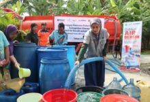 Petugas PLN Indonesia Power dan Lazismu menyalurkan bantuan air bersih Cilacap ke dalam drum warga terdampak kekeringan.