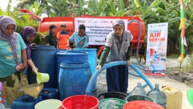 Petugas PLN Indonesia Power dan Lazismu menyalurkan bantuan air bersih Cilacap ke dalam drum warga terdampak kekeringan.
