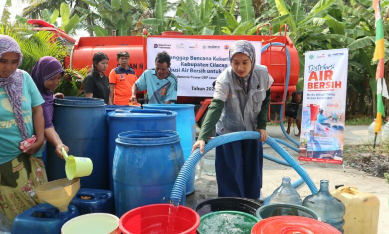 Petugas PLN Indonesia Power dan Lazismu menyalurkan bantuan air bersih Cilacap ke dalam drum warga terdampak kekeringan.