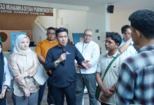 Rektor UMP Prof Dr Jebul Suroso memberikan keterangan pers mengenai kebijakan bantuan kuliah bagi mahasiswa NTT terdampak bencana di Gedung Ahmad Dahlan Universitas Muhammadiyah Purwokerto.